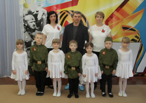 Ваш подвиг жив, неповторим и вечен Ваш подвиг жив, неповторим и вечен.